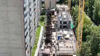 Nowy blok powstaje w bliskim odległości starego 