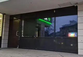 "Pobicia, alkohol, narkotyki, zadymy". Pragę zalewa nielegalny hazard