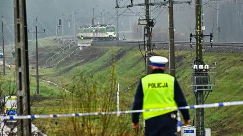 Działania służb przy zniszczonym fragmencie torowiska