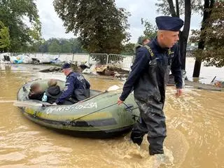 Stołeczni policjanci w pełnej gotowości do pomocy powodzianom. Nysa, 16 wrzesień