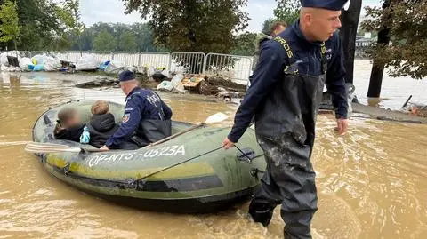 Policjanci i strażacy z Mazowsza pomagają powodzianom 