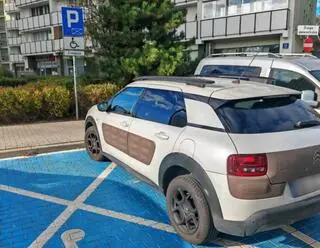 Strażnicy miejscy przyłapali kobietę korzystającą z karty parkingowej zmarłej matki