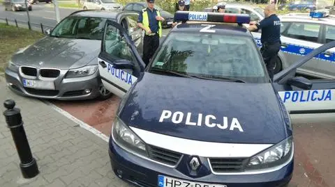 BMW zderzyło się z tramwajem. "Kierowca sobie gdzieś poszedł"