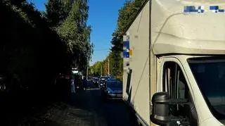 Wyjeżdżała spod paczkomatu, zerwała światłowód