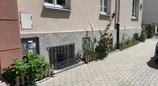 Mieszkanka Mokotowa stworzyła ogródek fasadowy