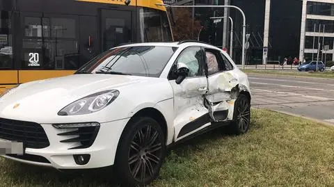 Porsche z rozprutym bokiem po zderzeniu z tramwajem 