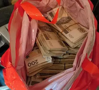 Narkotyki, broń i gotówka znalezione u 46-latka