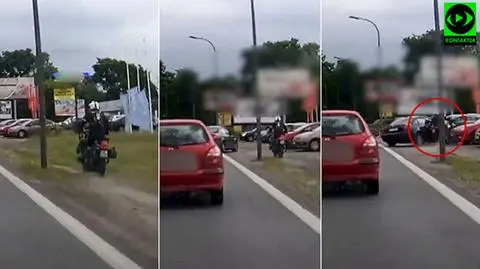 Motocyklista wyprzedza z prawej i uderza w auto