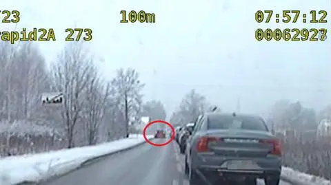 Pojechał pod prąd, w korku stali też policjanci