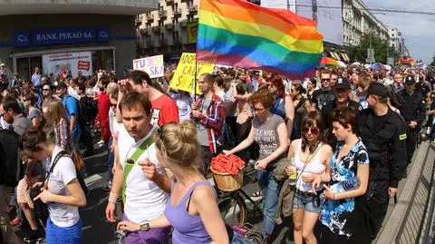 Więcej osób ufa obcokrajowcom niż homoseksualistom