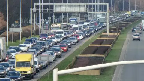 Rano łatanie dziur, po południu zderzenie. Wisłostrada znów w korku