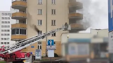 Pożar mieszkania na Woli. Dwie osoby trafiły pod opiekę ratowników