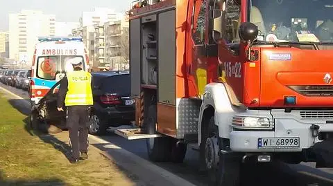 "Zasnął za kierownicą". Zderzenie z autobusem. Korki