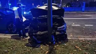 Kierowca uderzył w latarnię