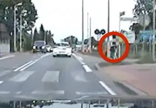 Hulajnogą w kilka osób i po przejściu dla pieszych 