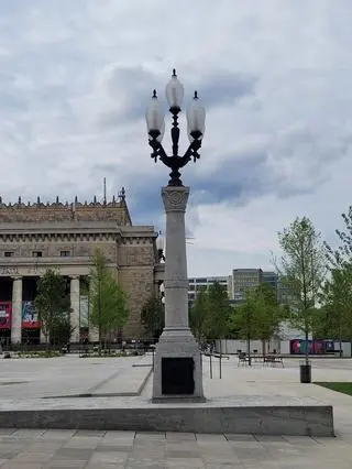 Latarnie wróciły przed Pałac Kultury i Nauki 