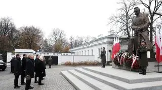 Złożenie wieńca przed pomnikiem marszałka Józefa Piłsudskiego przy Belwederze w Warszawie