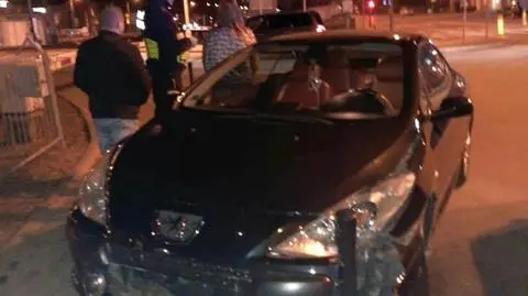 Po alkoholu, bez prawa jazdy wjechała w słupki. Nietrzeźwy pasażer tłumaczył, że uczy ją jeździć