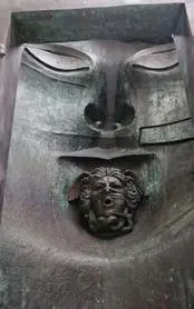 Monumentalna rzeźba "Tindaro" Igora Mitoraja na placu Trzech Krzyży w Warszawie