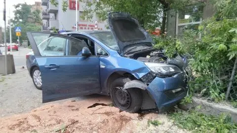 Auto uderzyło w ogrodzenie. "To nieoznakowany pojazd służb"