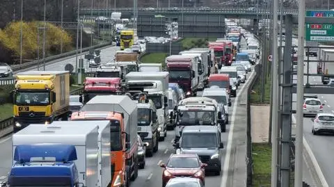 Zderzenie trzech pojazdów na S8. Utworzył się długi korek