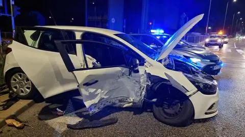 Auto przerwało bariery i zatrzymało się na chodniku