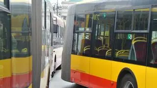 Autobus zablokował Krakowskie Przedmieście