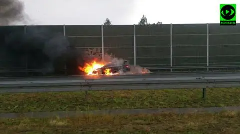 Samochód spłonął na autostradzie
