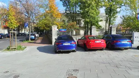 Kierowcy wykorzystują brak słupków na Lindleya