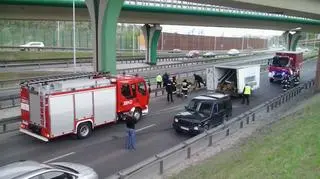 Land rover z przyczepą zablokował Trasę Siekierkowską 