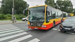 Zderzenie autobusu i samochodu osobowego