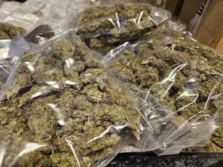 Narkotyki, broń i gotówka znalezione u 46-latka