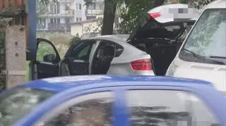 Policja przeszukuje BMW