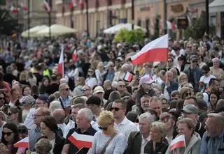 Święto Konstytucji 3 maja. Tłumy i biało-czerwone flagi na placu Zamkowym 