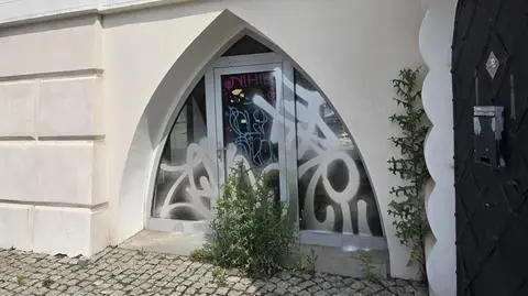 Domek Mauretański został pomazany sprayem