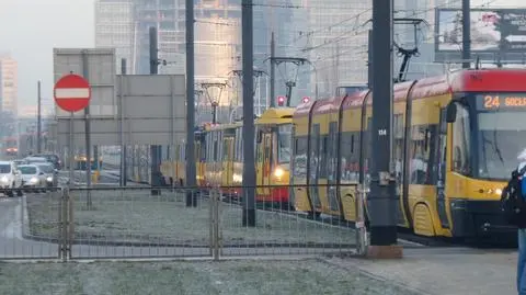 Korek tramwajowy na placu Zawiszy. "Zasłabł pasażer"