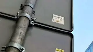 Ktoś zamontował tajemniczą kamerę na znaku drogowym