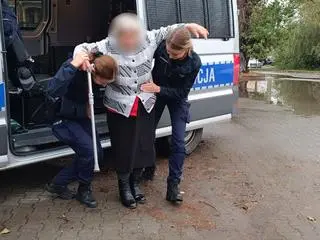 Stołeczni policjanci w pełnej gotowości do pomocy powodzianom. Nysa, 16 wrzesień