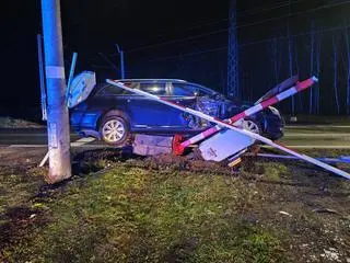 Samochód wjechał w infrastrukturę przejazdu kolejowego
