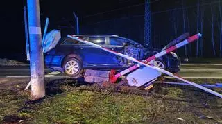 Staranował rogatki i zawisł na sygnalizatorze 