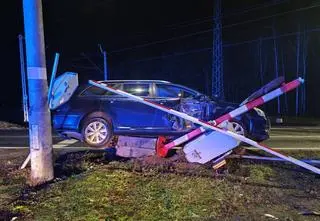 Staranował rogatki i zawisł na sygnalizatorze 