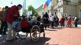 Protest osób z niepełnosprawnościami przed KPRM
