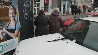 Auto zablokowało chodnik przy Belwederskiej