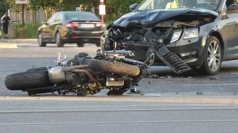 Zderzenie auta z motocyklem, policja kieruje ruchem