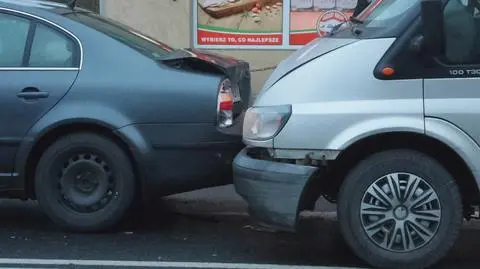 Zderzenie dwóch samochodów, jedna osoba w szpitalu 