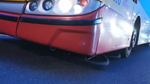 Kierowca miejskiego autobusu potrącił protestującego rowerzystę. Mandaty dostali obaj