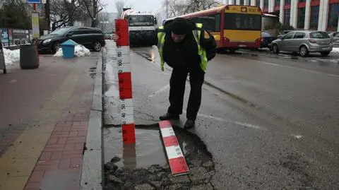 Autobusy wpadają w wielką dziurę