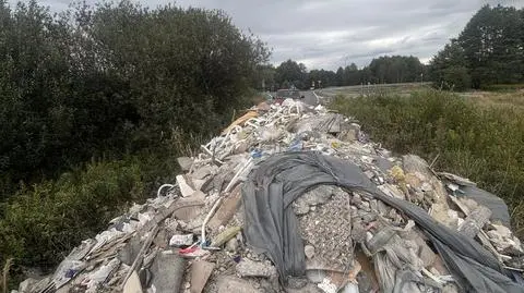 Droga gminna w miejscowości Sobiekursk zamieniona w śmietnik