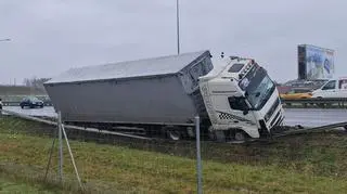 Tir wjechał do rowu na krajowej "siódemce"