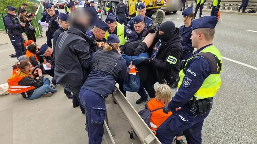 Blokada aktywistów i nerwy kierowców na moście